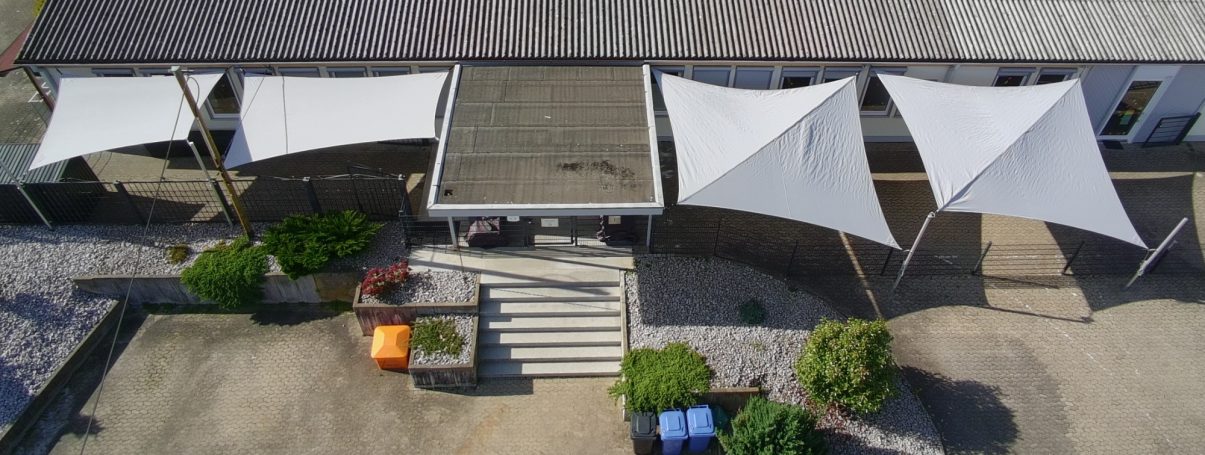 Großflächiger Sonnenschutz mit Segeln